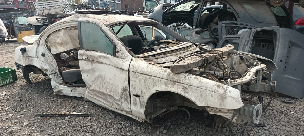 MUñON Otra JAGUAR 2000  USADO  EN DESARME